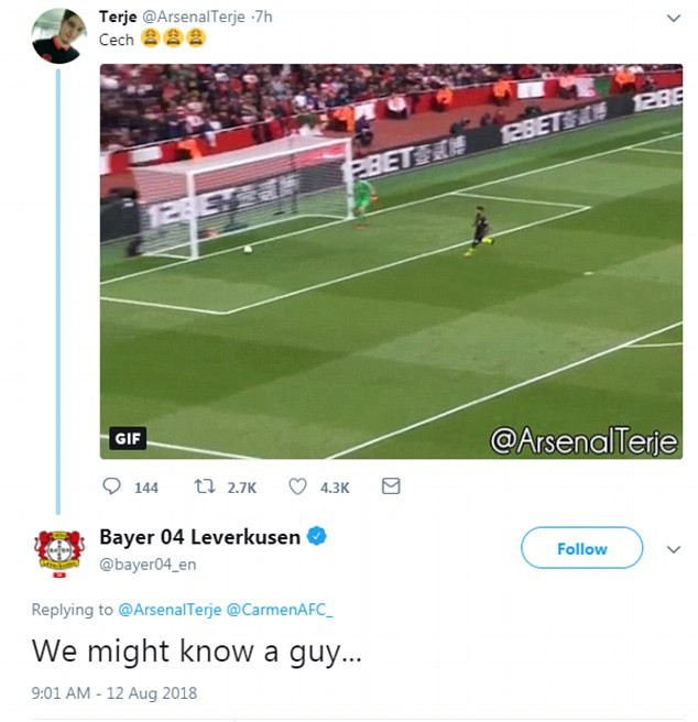 Leverkusen chọc quê Cech suýt phản lưới - Bóng Đá