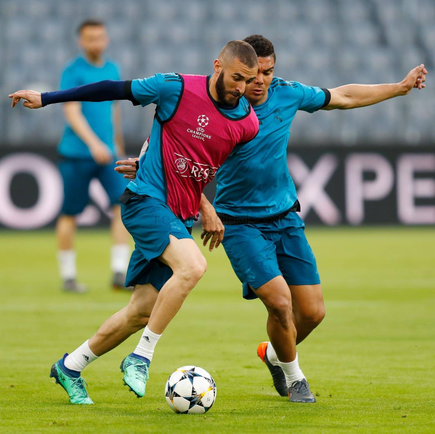 Lloris liều mình chùi bóng cứu lấy tấm vé dự Champions League cho Tottenham - Bóng Đá