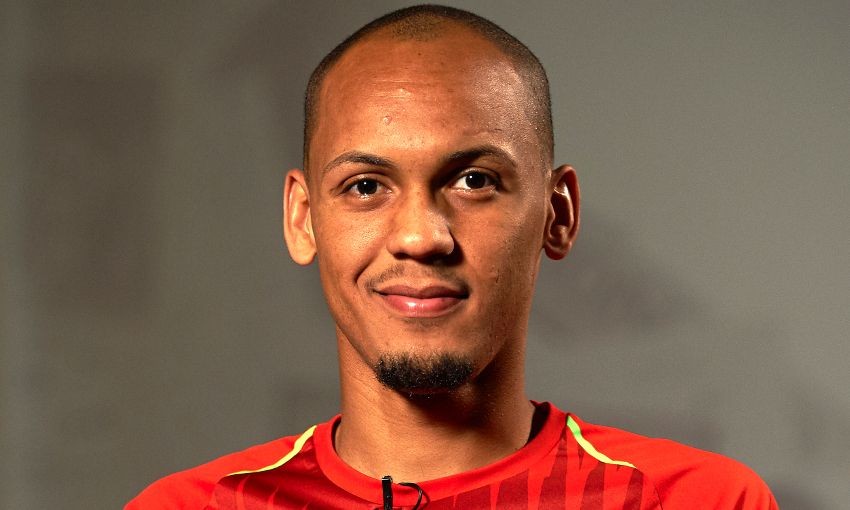 Fabinho rạng rỡ khoe áo đấu Liverpool - Bóng Đá