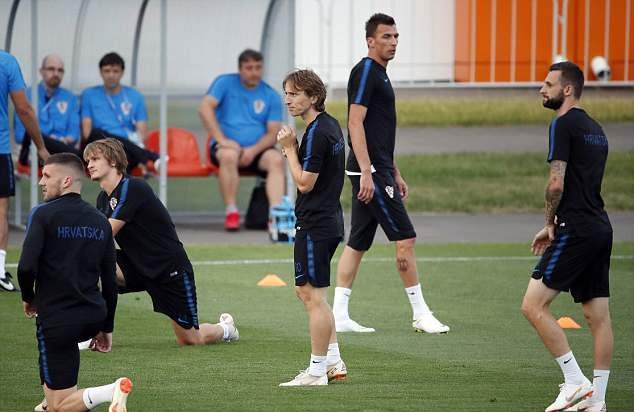 Vừa đến Chelsea, HLV Sarri và Jorginho đã lao vào tập luyện - Bóng Đá
