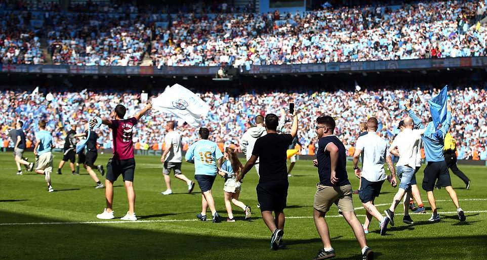 Sau màn rước cúp, dàn sao Man City chơi xuyên đêm - Bóng Đá