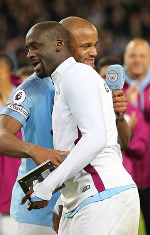 Gác lại mâu thuẫn, Pep trao cho Yaya Toure cái bắt tay thắm thiết ngày tri ân - Bóng Đá