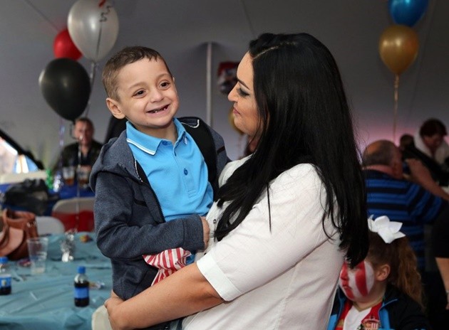 Chú bé mascot của Jermain Defoe đang nguy kịch - Bóng Đá