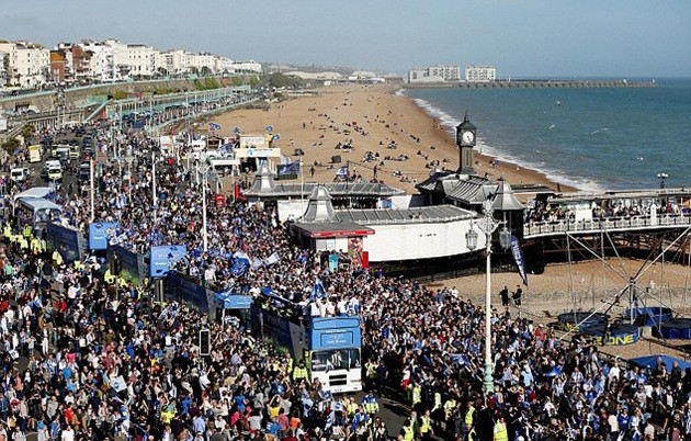 Brighton diễu hành ăn mừng ngày trở lại giải Ngoại hạng - Bóng Đá