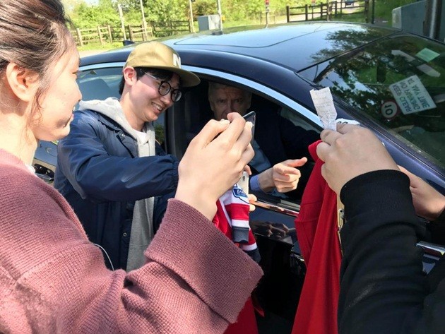 CĐV Arsenal tranh thủ từng ngày khi còn được thấy Wenger - Bóng Đá