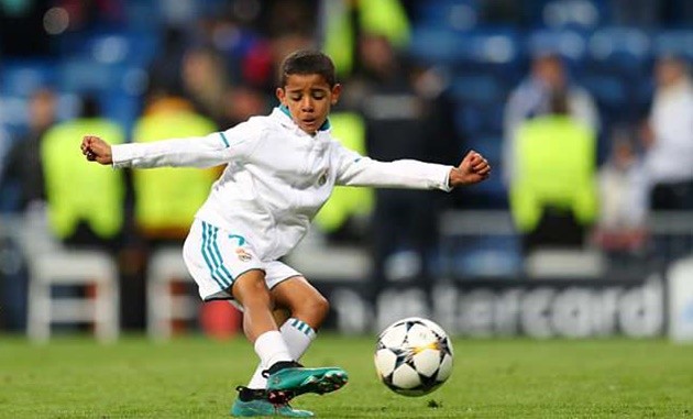 Con Ronaldo ăn mừng chiến thắng theo cách 