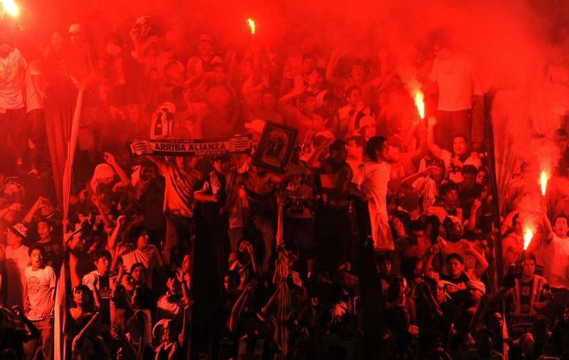 Không khí siêu nóng bỏng của các trận derby Nam Mỹ - Bóng Đá
