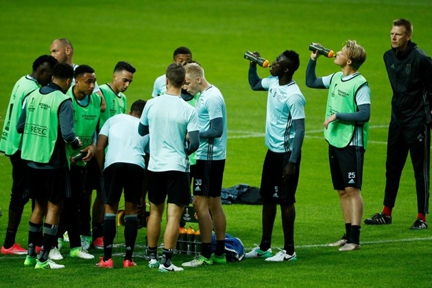 Dàn paparazi nằm rạp trước độ hot của Ajax - Bóng Đá