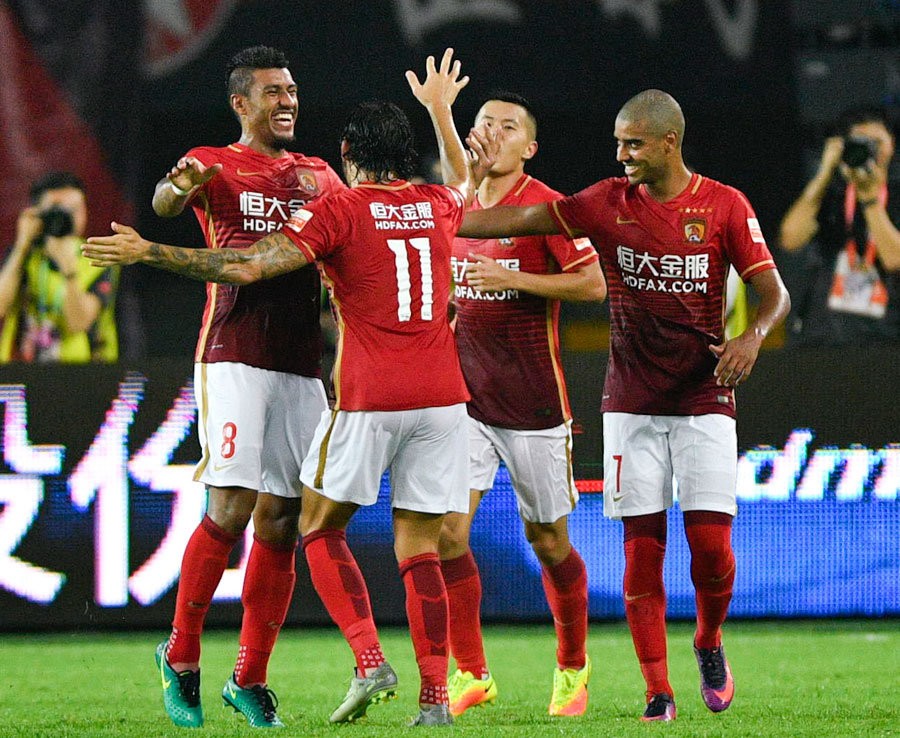 Ảnh tài năng trẻ Real Sergio Lopez xin áo Sanchez - Bóng Đá