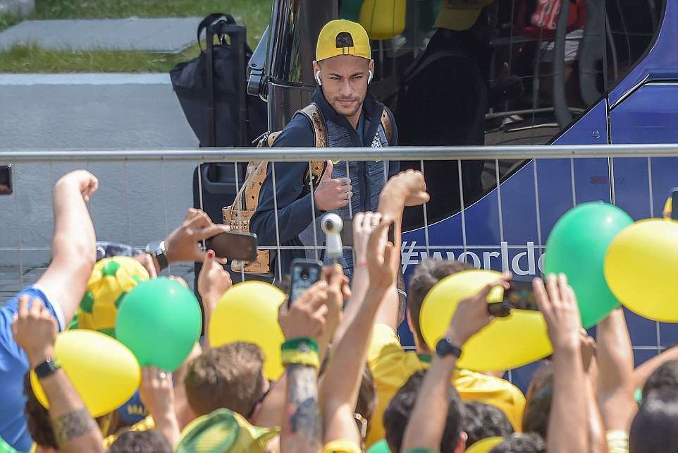 Fan chào đón đội tuyển Brazil - Bóng Đá