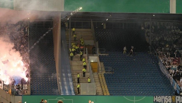 Hooligan phá nát trận đấu của Hertha Berlin - Bóng Đá