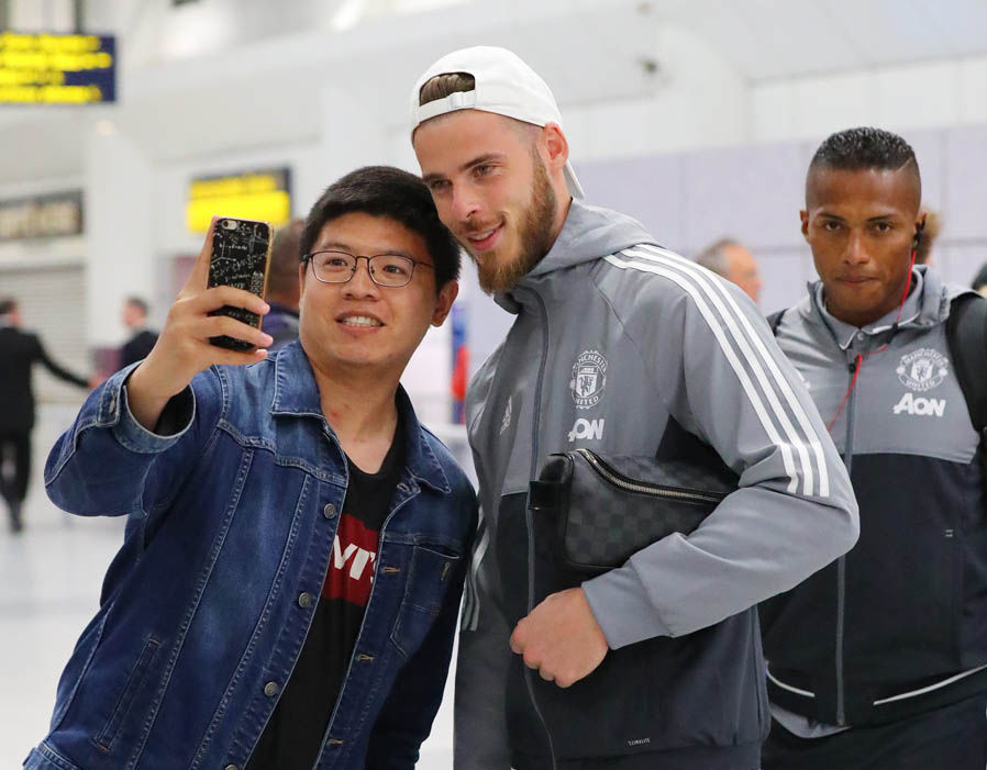 Trở về Manchester, thầy trò Mourinho bị NHM 'chặn đường' - Bóng Đá