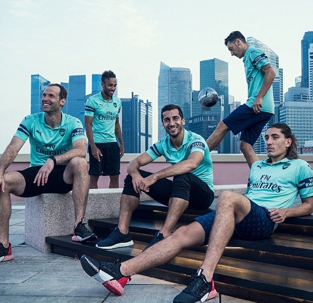 NHM Singapore chen nhau trong ngày ra mắt mẫu áo sân khách của Arsenal - Bóng Đá