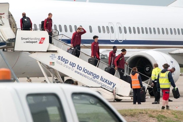 Karius che mặt, Klopp sầu thảm trên đường về lại nước Anh - Bóng Đá