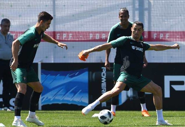 Hậu hat-trick, Ronaldo tiếp tục luyện tuyệt kĩ trên sân tập - Bóng Đá