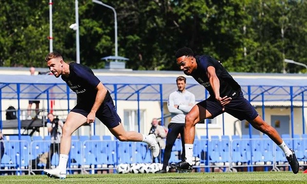 Kyle Walker tròn mắt nhìn Harry Kane đua tốc độ trên sân tập - Bóng Đá