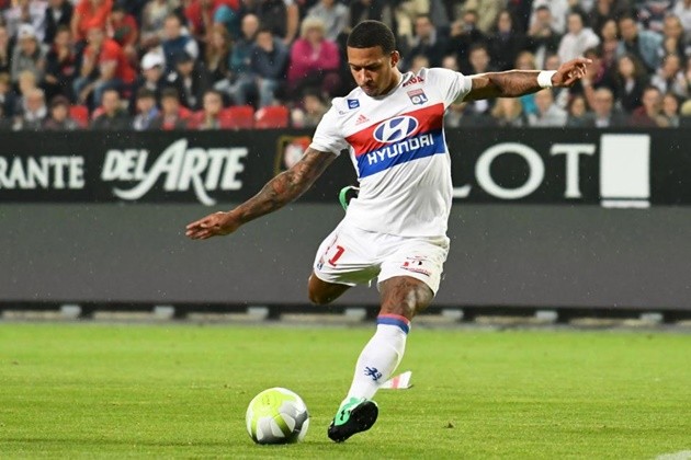 Memphis Depay và bạn gái ôm nhau thắm thiết trên du thuyền hạng sang - Bóng Đá