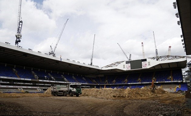 Sân White Hart Lane hạ linh vật, đập nát một khán đài - Bóng Đá