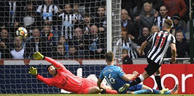 Hạ Arsenal, sao Newcastle hăng máu đá văng cột cờ - Bóng Đá