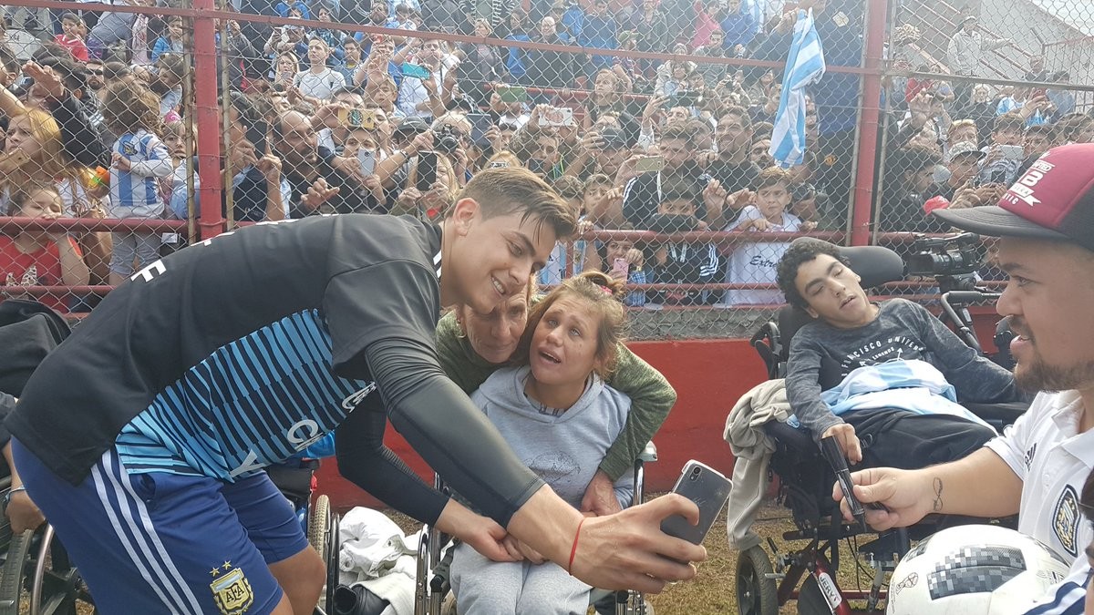 Rodriguez nhăn nhó tập hồi phục, HLV Pekerman lo ra mặt - Bóng Đá