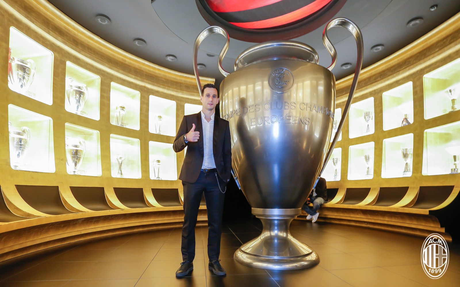 Chốt sổ 'dùm' Milan, sao Croatia nhận luôn số áo huyền thoại  - Bóng Đá