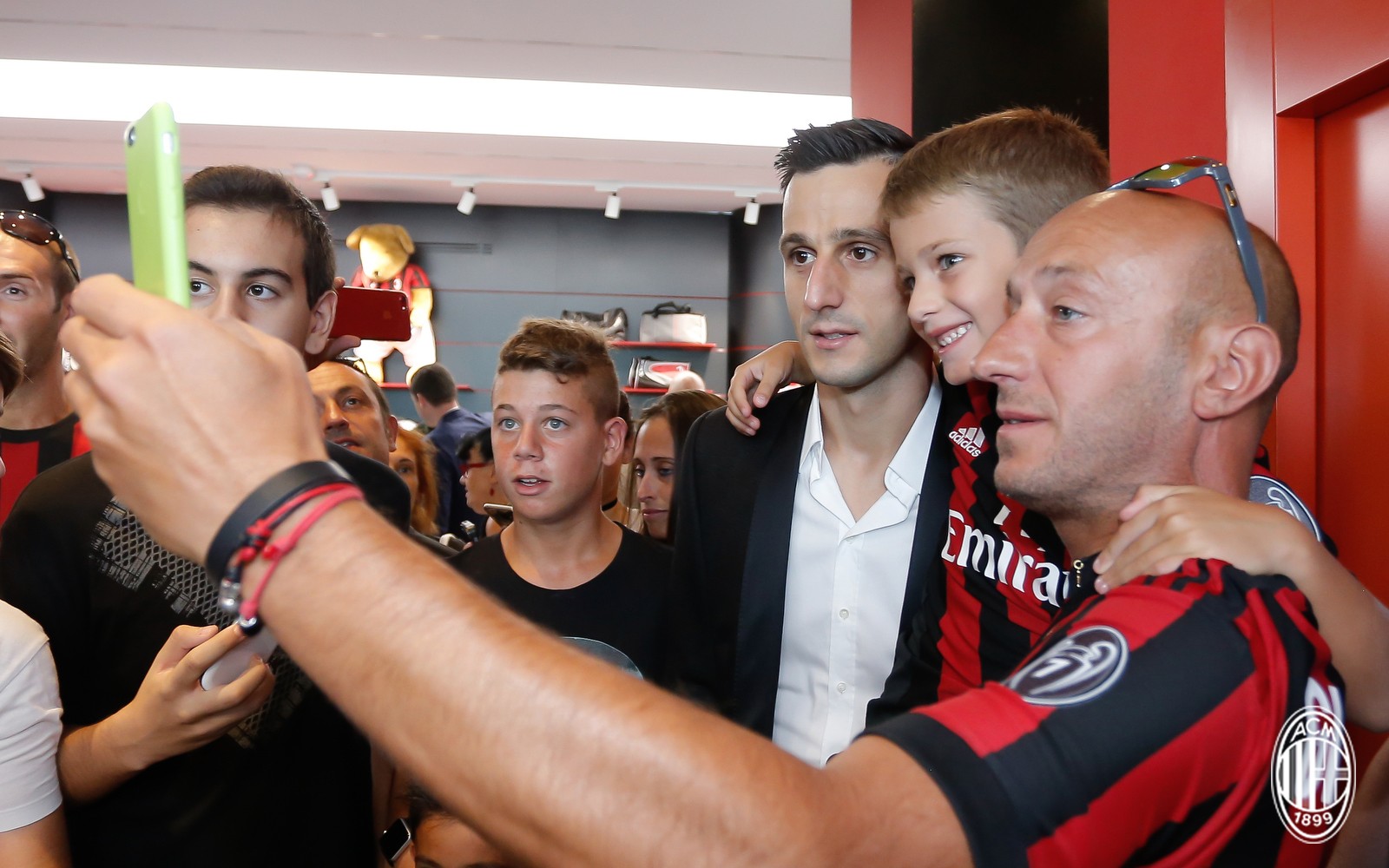 Chốt sổ 'dùm' Milan, sao Croatia nhận luôn số áo huyền thoại  - Bóng Đá