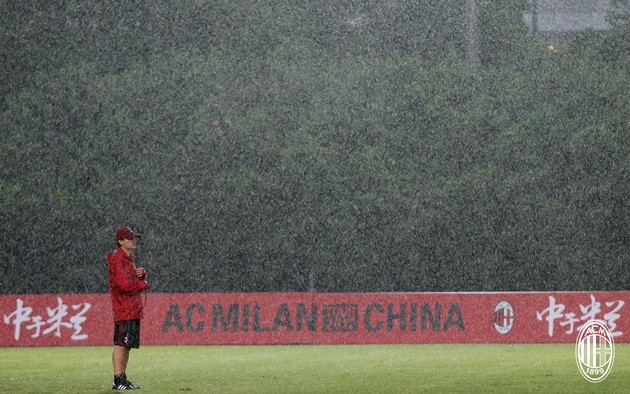 Sao AC Milan đội mưa luyện tập, sếp lớn hài lòng - Bóng Đá
