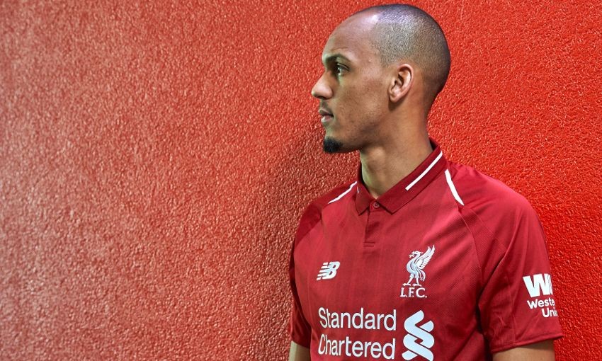 Fabinho rạng rỡ khoe áo đấu Liverpool - Bóng Đá