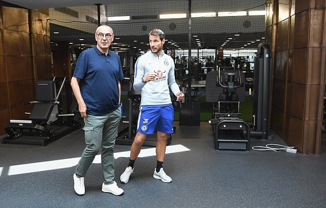 Vừa đến Chelsea, HLV Sarri và Jorginho đã lao vào tập luyện - Bóng Đá