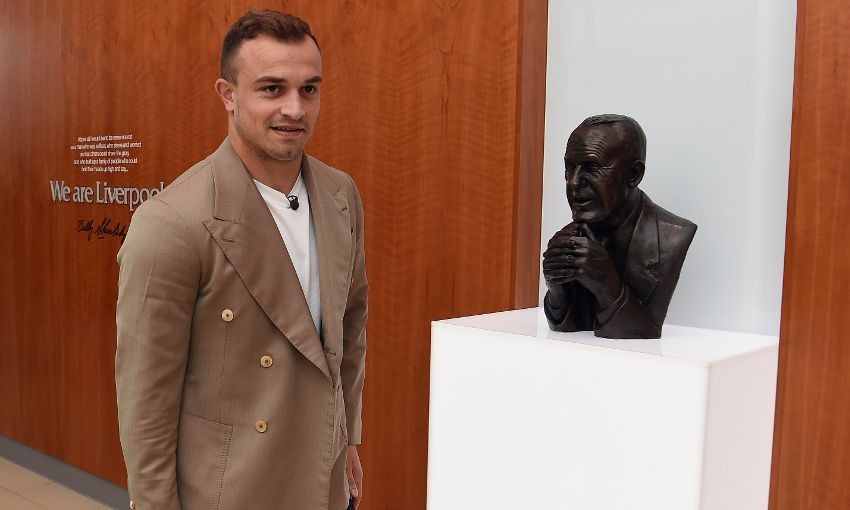Xherdan Shaqiri rạng rỡ bên cạnh các đồng đội mới - Bóng Đá