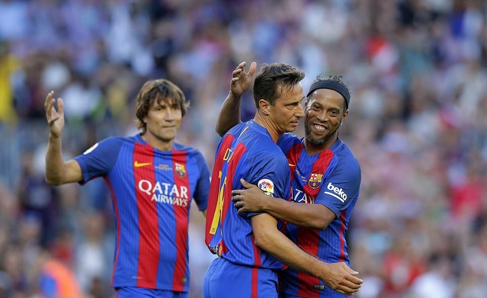 Có Ronaldinho, Rivaldo, huyền thoại Barca vẫn thất thủ trước huyền thoại Man United - Bóng Đá