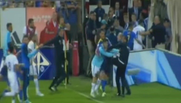 Mourinho 'đàm đạo' với nhân tố mới toanh trong buổi tập của Man United - Bóng Đá