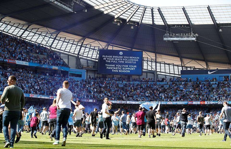 Sau màn rước cúp, dàn sao Man City chơi xuyên đêm - Bóng Đá