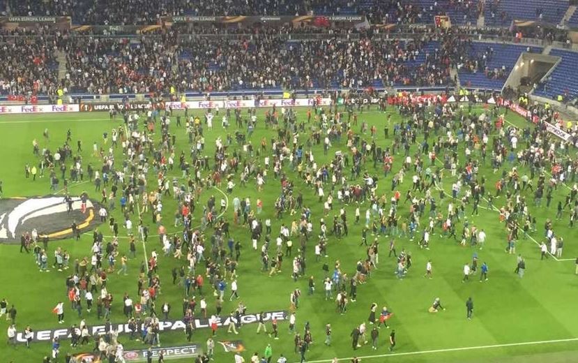 CĐV đánh nhau kinh hoàng, trận Lyon - Besiktas bị hoãn 46 phút - Bóng Đá