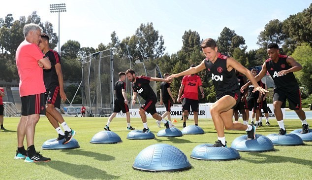 Alexis Sanchez 'một mình một cõi' ở Carrington - Bóng Đá