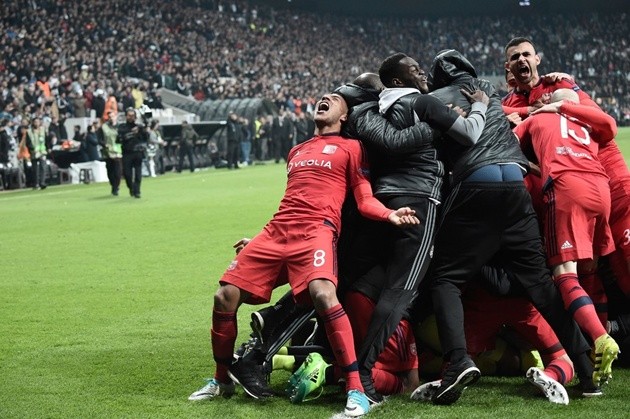Lyon chiến thắng kịch tính Besiktas trên chấm phạt đền - Bóng Đá