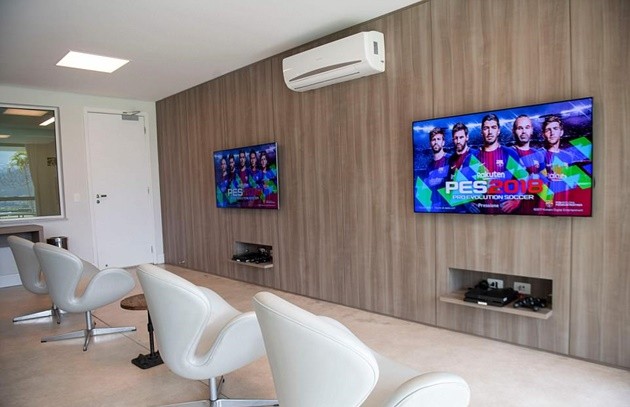 LĐBĐ Brazil chuẩn bị máy PS4 cho cầu thủ đá... World Cup - Bóng Đá