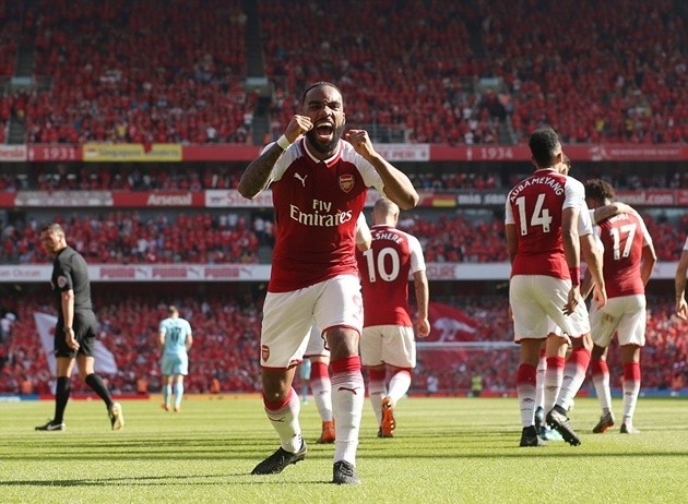 Gác lại mâu thuẫn, Pep trao cho Yaya Toure cái bắt tay thắm thiết ngày tri ân - Bóng Đá