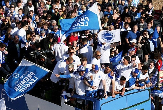 Brighton diễu hành ăn mừng ngày trở lại giải Ngoại hạng - Bóng Đá