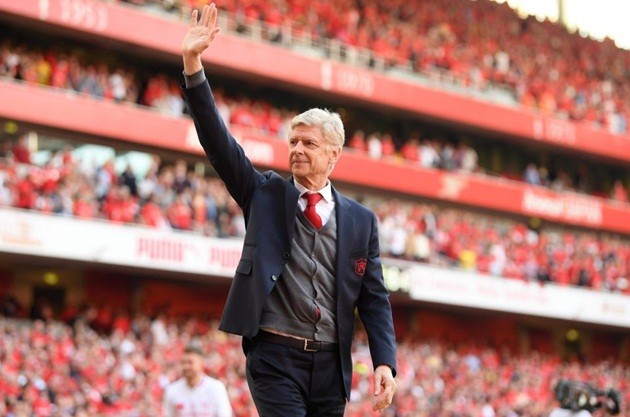 CĐV Arsenal tranh thủ từng ngày khi còn được thấy Wenger - Bóng Đá