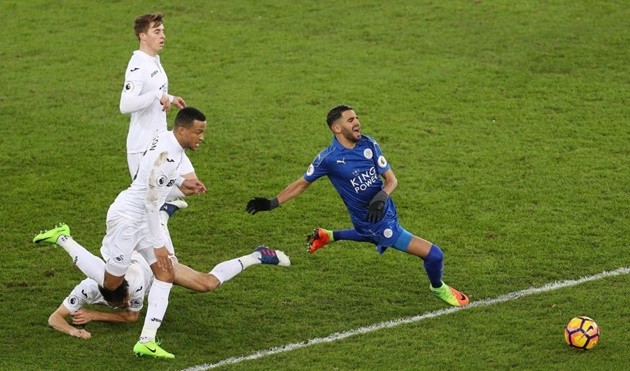 Mặc tin đồn, Riyad Mahrez tập luyện hăng say trong ngày đầu hội quân - Bóng Đá
