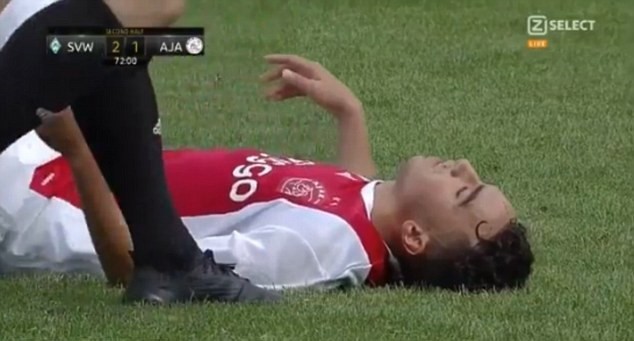 Tiền vệ Ajax đột quỵ - Bóng Đá