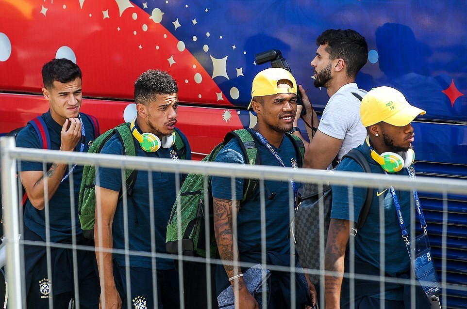 Fan chào đón đội tuyển Brazil - Bóng Đá