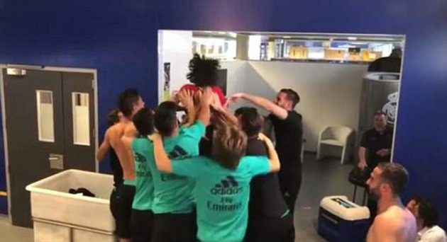 Con trai Marcelo làm điều không tưởng trong phòng thay đồ của Real Madrid - Bóng Đá