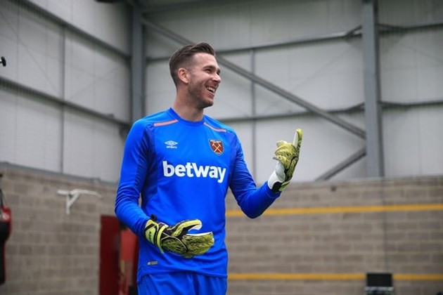 Carroll cười tít mắt trong ngày West Ham trình làng áo đấu mới - Bóng Đá