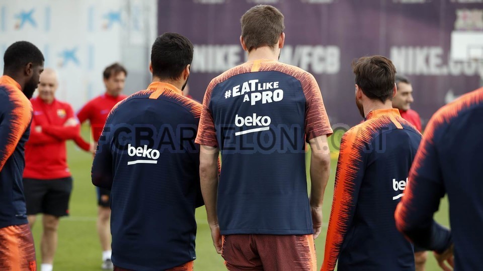 Đội hình đáo hạn hợp đồng hay nhất Ngoại hạng Anh: Siêu tiền đạo Ibrahimovic - Bóng Đá