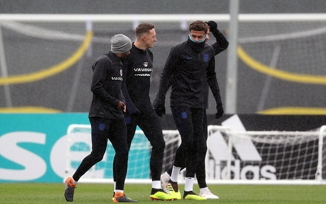 HLV Southgate bật cười vì màn 'trồng chuối' của Lingard - Bóng Đá