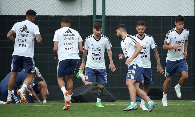 HLV Jorge Sampaoli đưa chỉ thị riêng cho Messi - Aguero - Bóng Đá