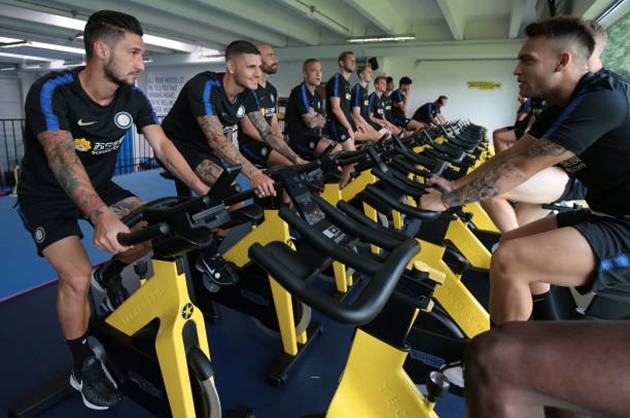 Icardi cực kì tinh nghịch trong ngày Inter hội quân - Bóng Đá
