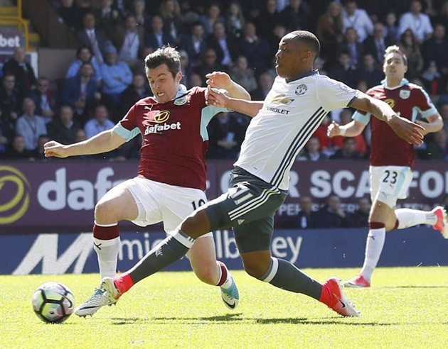 Martial thoải mái mua sắm trước đại chiến Manchester - Bóng Đá